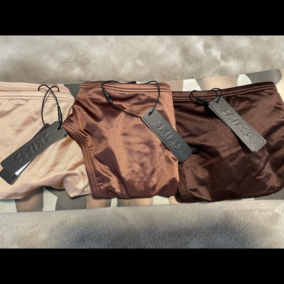 NWT SKIMS (2 PAIRS) SATIN STRETCH THONG - Picture 6 of 14